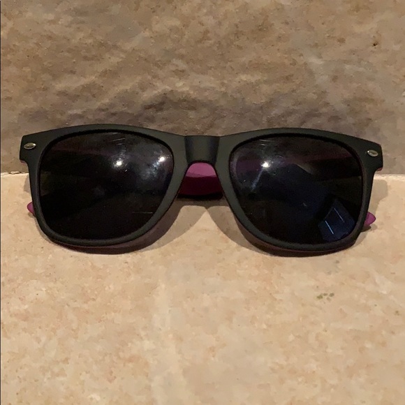 3 pack sunglasses! - Picture 5 of 6